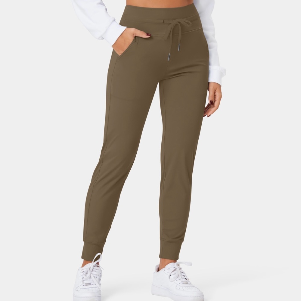 Halara Joggers size xs chestnut brown never worn. These are so comfortable
